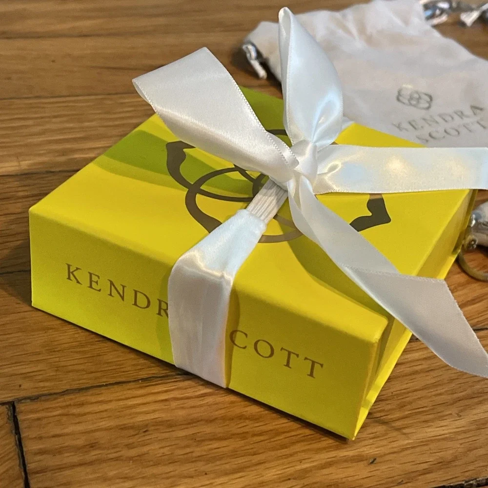 KENDRA SCOTT- Lot of 4 Gray Jewelry Pouches/Bags & Box - NO JEWELRY